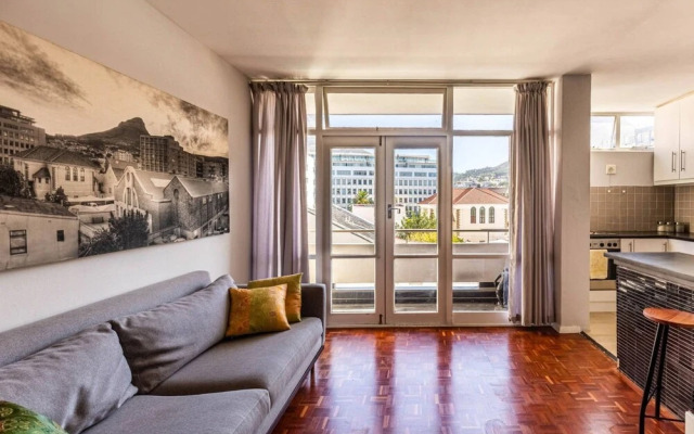 Secure Studio Apartment. With Mountain Views and a Pool