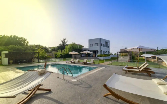 Villa Sfedami With Private Pool and Children Safet
