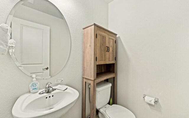 First Class Stylish Townhome Near Old Town!