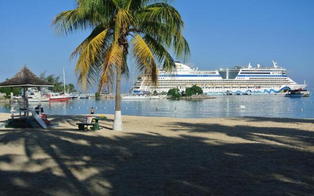 Beach One Bedroom Suite A17
