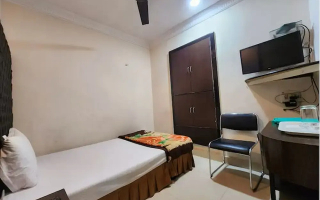 ZO Rooms Esplanade SN Banerjee Road