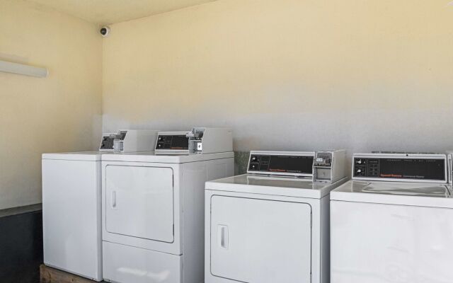 Super 6 Inn & Suites Baton Rouge