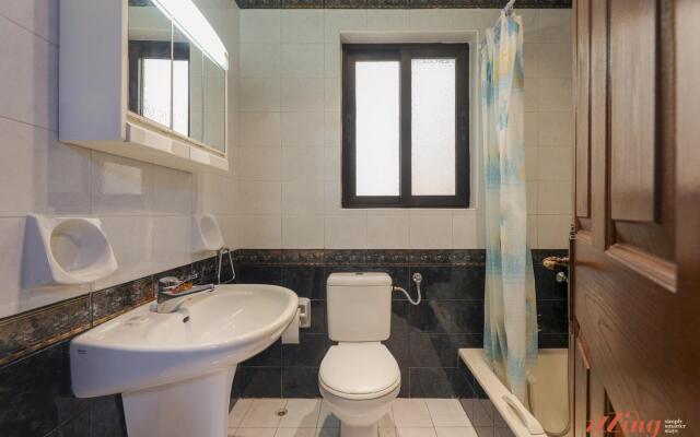 Seafront 2 Bedroom Apartment Overlooking Bay