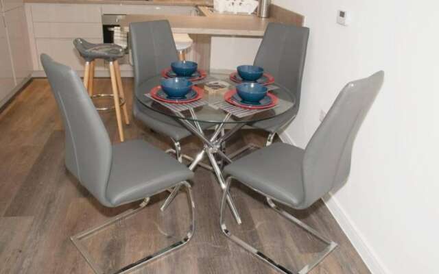 TMS Beautiful 2BR Apartment! Ensuite! Lakeside