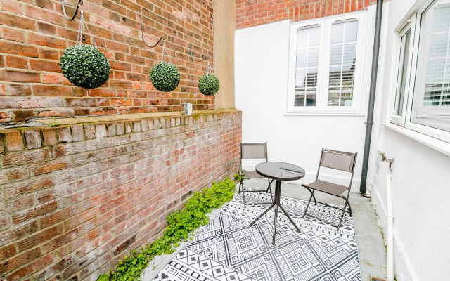 New City House, Great Location - With Parking