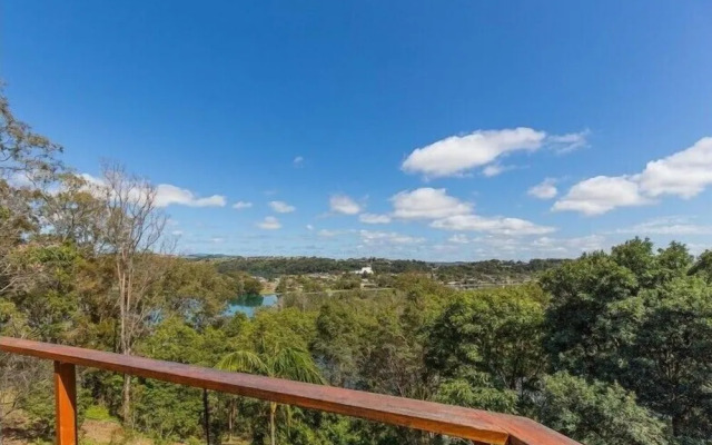 Hillcrest Retreat with River Views