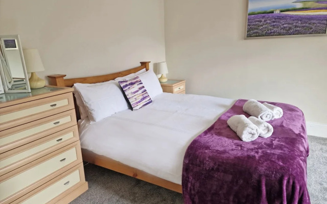 Kildonan House Village Centre Sleep 8 With hot tub