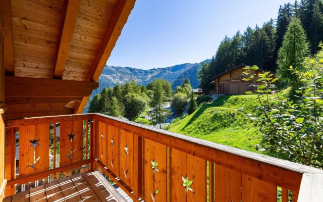 Grand Swiss Chalet for 10 Near Skilift