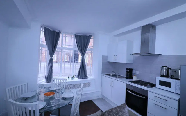 Lovely & Spacious 2 Bedroom APR Queensway