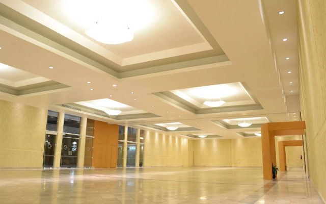 La Posada Hotel y Suites