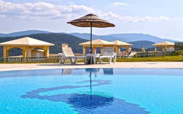 1 Bedroom Apartment Lake View 5 by Likya Global