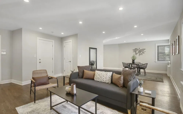 2BR Rogers Park Apt in Sheridan