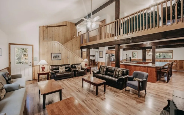 03mbh -12-bdrm - 3.5-bath - Wifi - Pets Ok - Sleeps 26 12 Bedroom Home by RedAwning