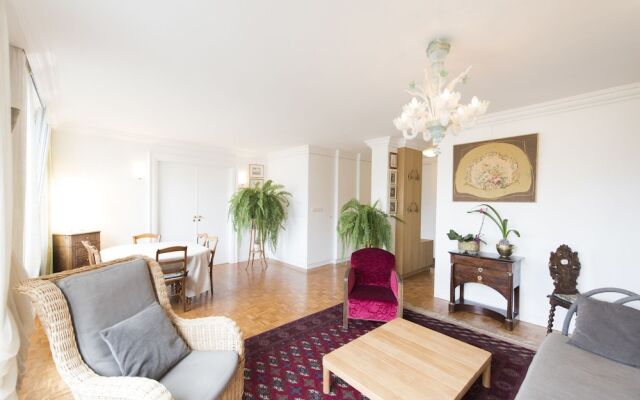 Apartment near Pont de Grenelle