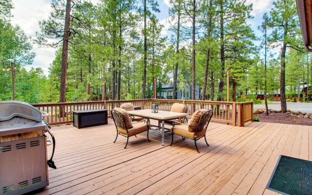 Wraparound Deck + Large Yard: Pinetop Home!