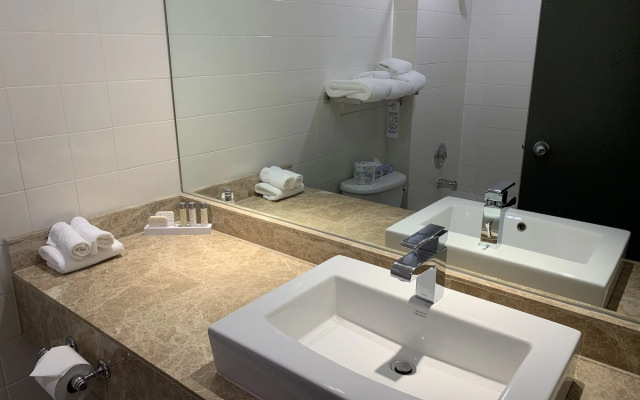 Coast Lonsdale Quay Hotel