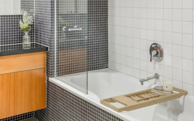 Executive Unit With Pool and Gym Near Riverfront