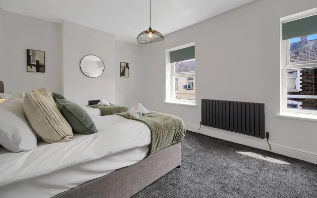 Central Chic - Huge Home - Free Wifi