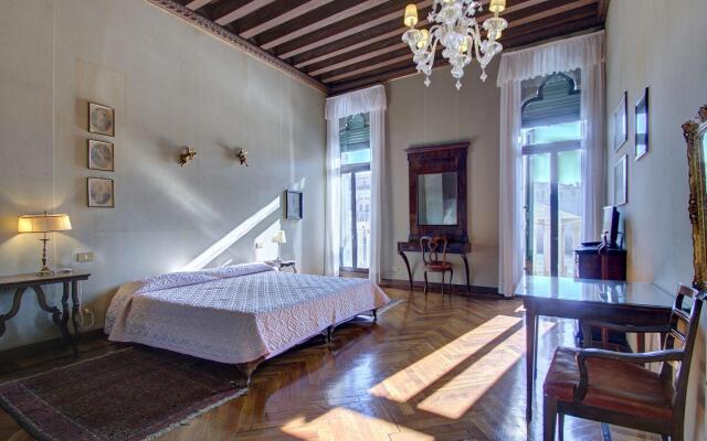 PANORAMIC 9 WINDOWS OVER GRANDCANAL, 3 bed, 2 bath