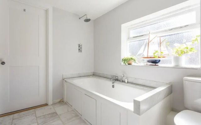 Oakington Road by Onefinestay