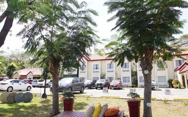 Microtel Inn & Suites Luisita-tarlac
