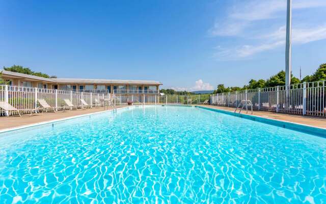 Days Inn by Wyndham Breezewood