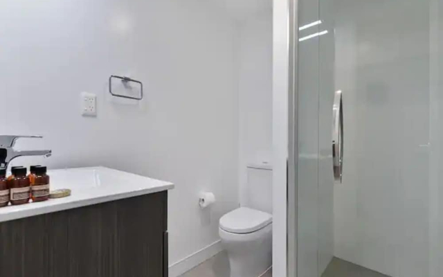 Modern CBD Apartment with Study! Great Location
