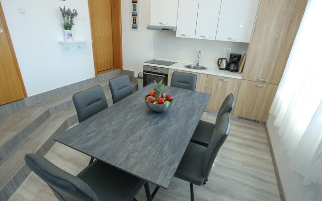 Luxury Apartment With Heated Pool in Starigrad