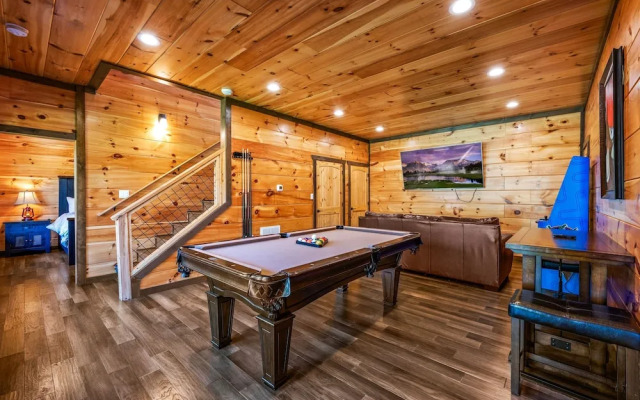 Mountain Skyy 3 Bedroom Cabin by RedAwning
