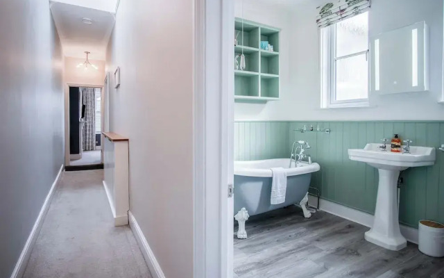 Overland Road 4 Bed House Mumbles
