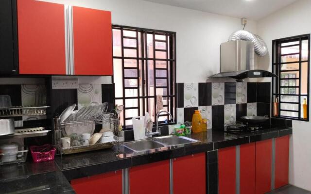 Homestay YatiMizi (Bungalow Station 18, Ipoh)