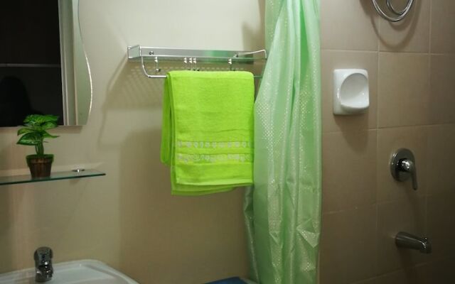 Cozy Condo Studio Near Airport with Wifi