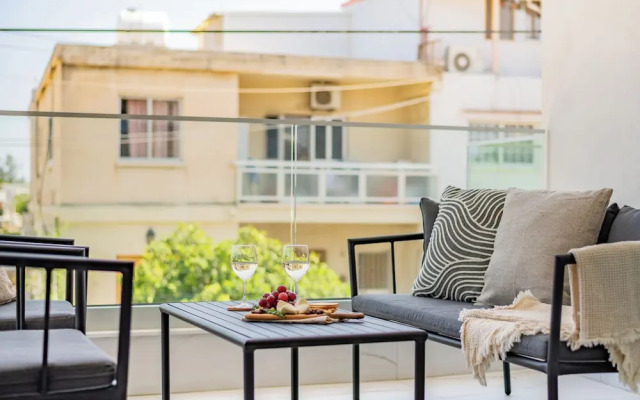 Sanders Cruise - Spacious 2-bdr Apt With Balcony