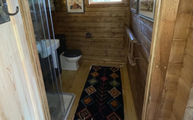 Retro Lodge nr Dartoor With hot tub & opt Sauna