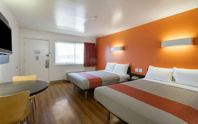 Motel 6 Claremont, CA