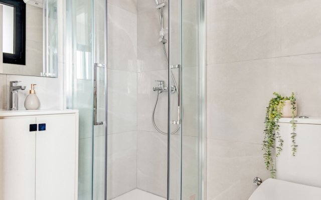 Sanders Premier - Nice 2 bdr apt With Balcony