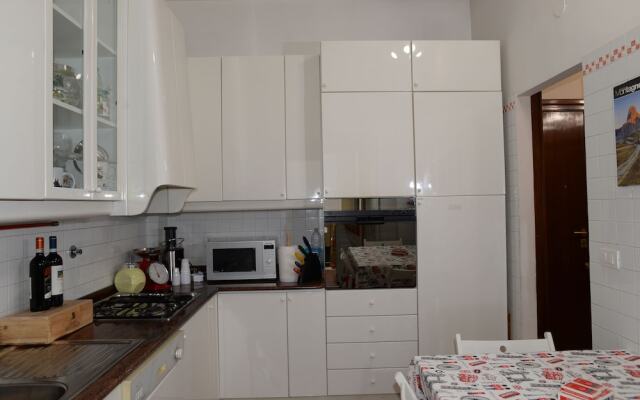 Room in Guest Room - Emilio's Home Triple Room in our Cozy and Comfortable Establishment