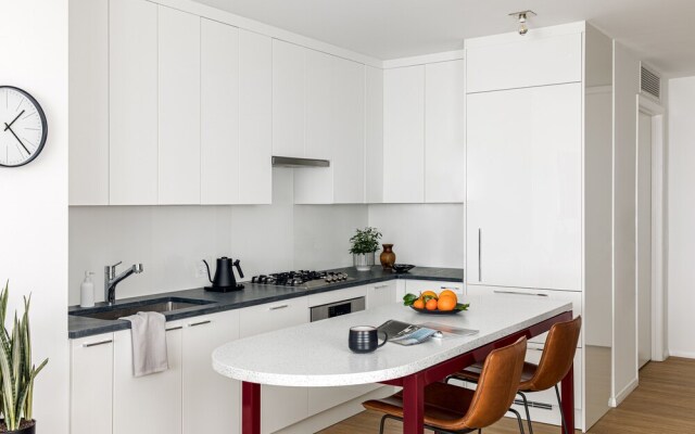 BLACK SWAN - Liz DC - Executive Flat