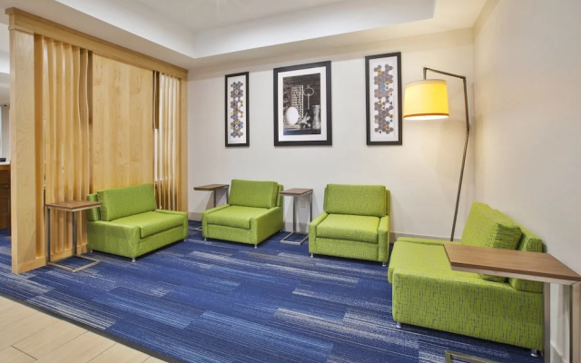 Holiday Inn Express & Suites Niles
