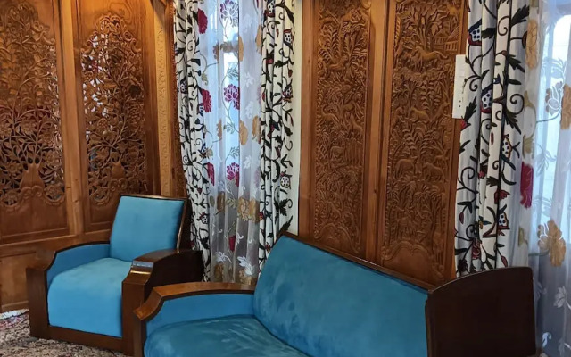 Golden Crest Houseboats