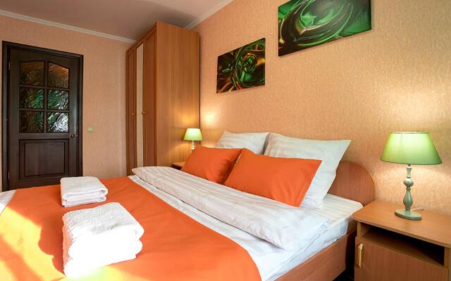 Пять звезд на Карла Маркса 146