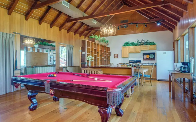 'ledge Lodge' Burkesville Getaway: Pool & Views!