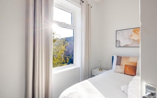 2 Bedroom House With Free Parking