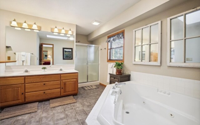 Wildwood Peaks 4 Bedroom Home by RedAwning