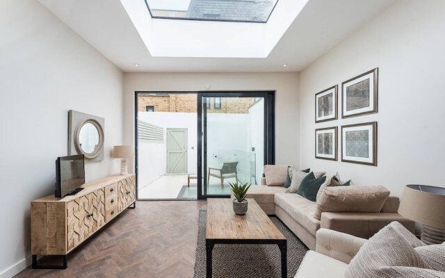 Modern, Bright & Elegant 3 Bed Fulham Maisonette