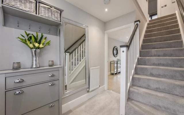 Barfoot Close