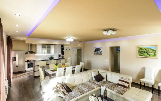 Villa Pave - Six-bedroom Villa With Terrace and Swimming Pool