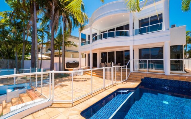 Edgewater on Chevron Waterfront 5 Bedroom Deluxe House Central Surfers