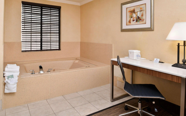 Best Western Hollywood Plaza Inn Hotel - Hollywood Walk of Fame LA
