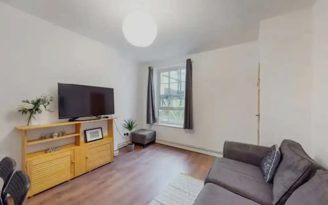 Central & Cosy 2BD Flat Near Canary Wharf